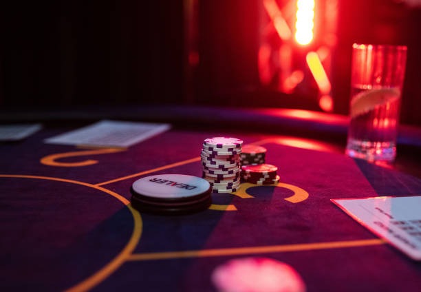 maxwin303 apk app showing live casino tables and slot game interface on mobile screen